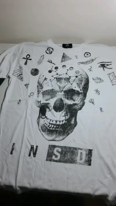 Polera blanca con diseño de calavera - miniatura 1