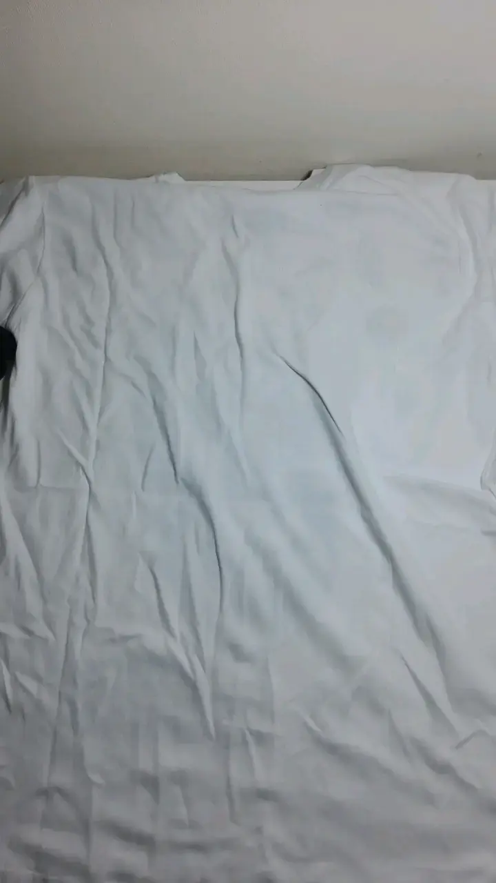 Polera blanca con diseño de calavera - 2