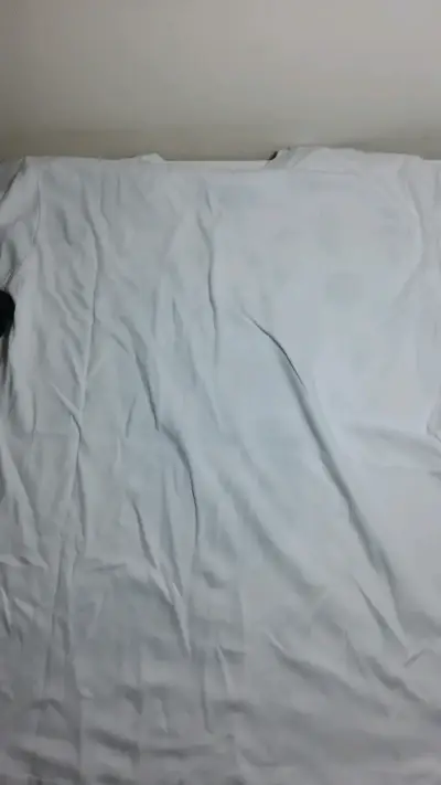 Polera blanca con diseño de calavera - miniatura 2