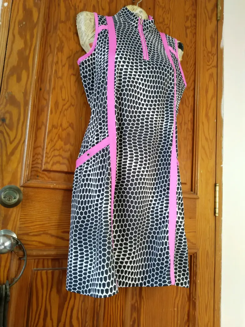 Vestido deportivo sin mangas con diseño geométrico - 6