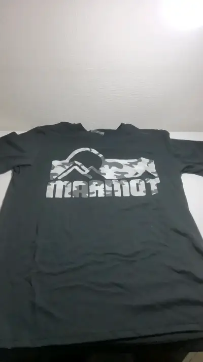 Polera negra con diseño camuflado Marmot - miniatura 1