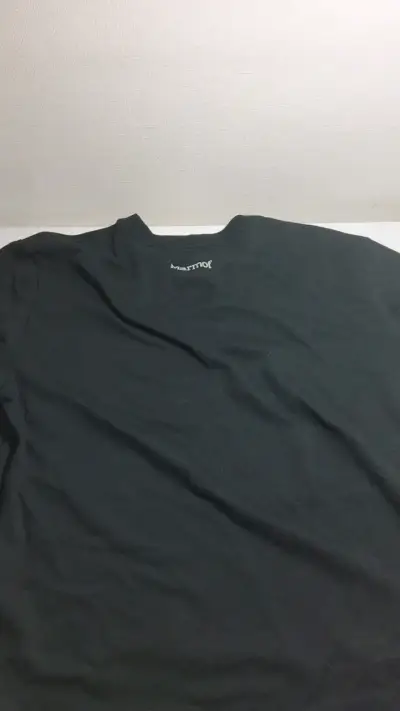 Polera negra con diseño camuflado Marmot - miniatura 2