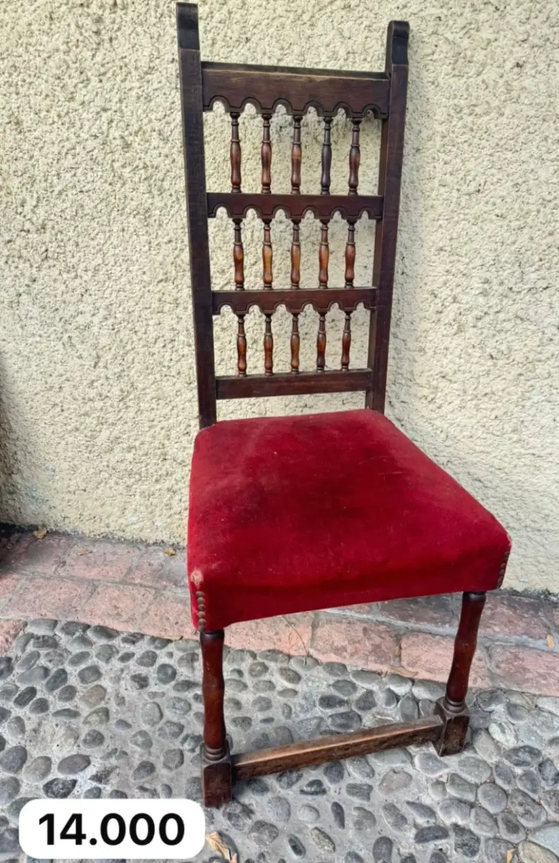 Silla de madera con asiento de terciopelo rojo