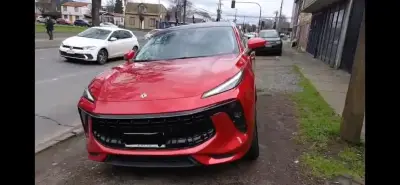 Auto SUV rojo en buen estado - miniatura 1