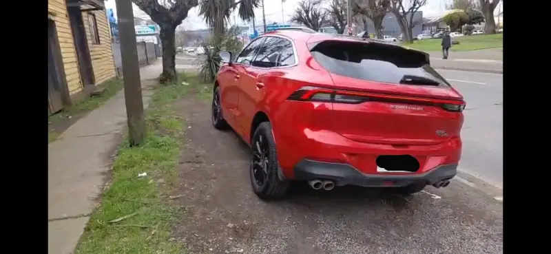 Auto SUV rojo en buen estado - 2