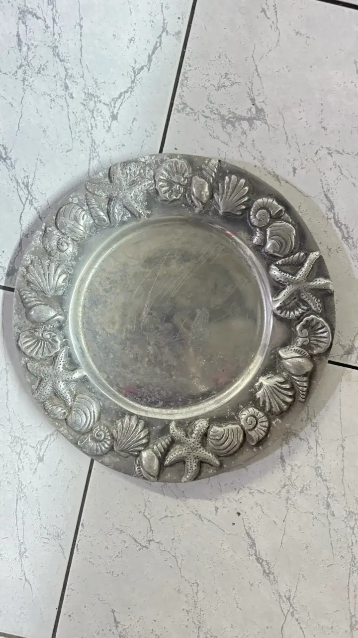 Plato decorativo de metal con diseño marino