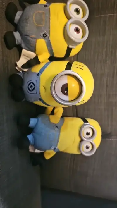 Peluches Minions amarillos con overol - miniatura 1