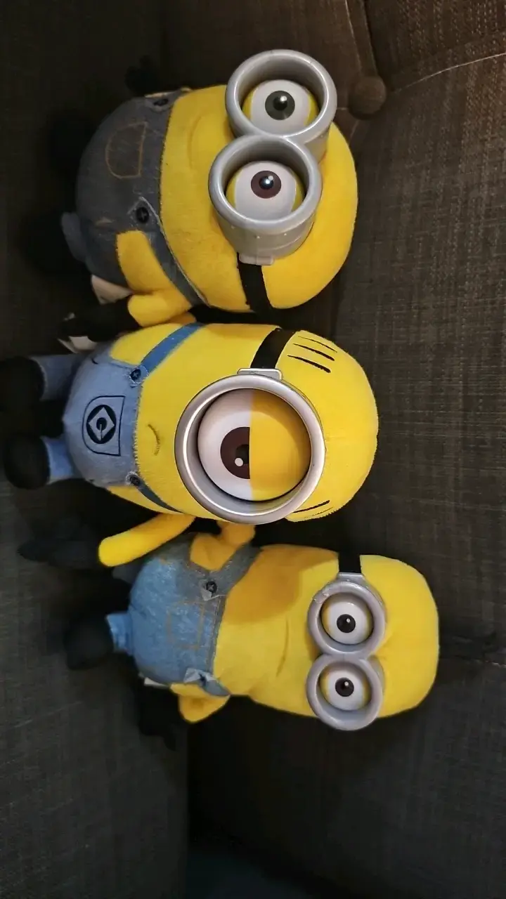 Peluches Minions amarillos con overol - 2