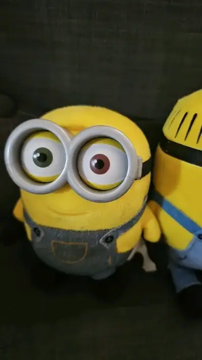 Peluches Minions amarillos con overol - miniatura 3