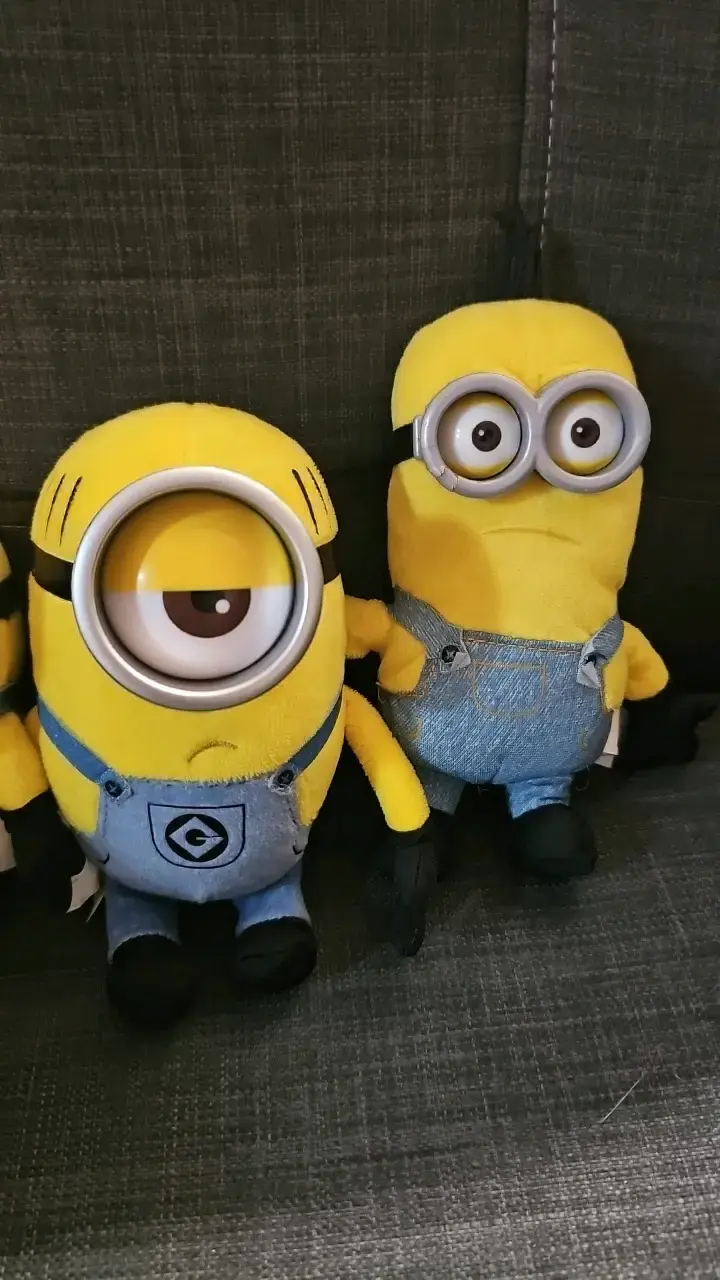 Peluches Minions amarillos con overol - 4