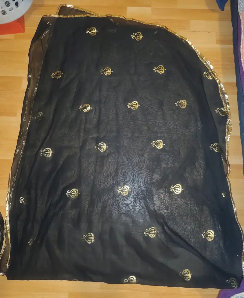 Tela tradicional negro con bordados dorados - 2