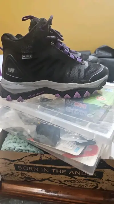 Botas de trekking Weinbrenner negras y moradas - miniatura 1