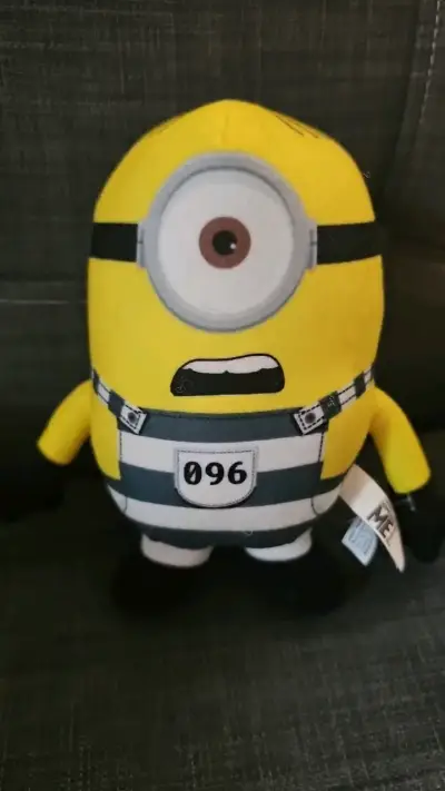 Peluche Minion con Traje de Preso - miniatura 2