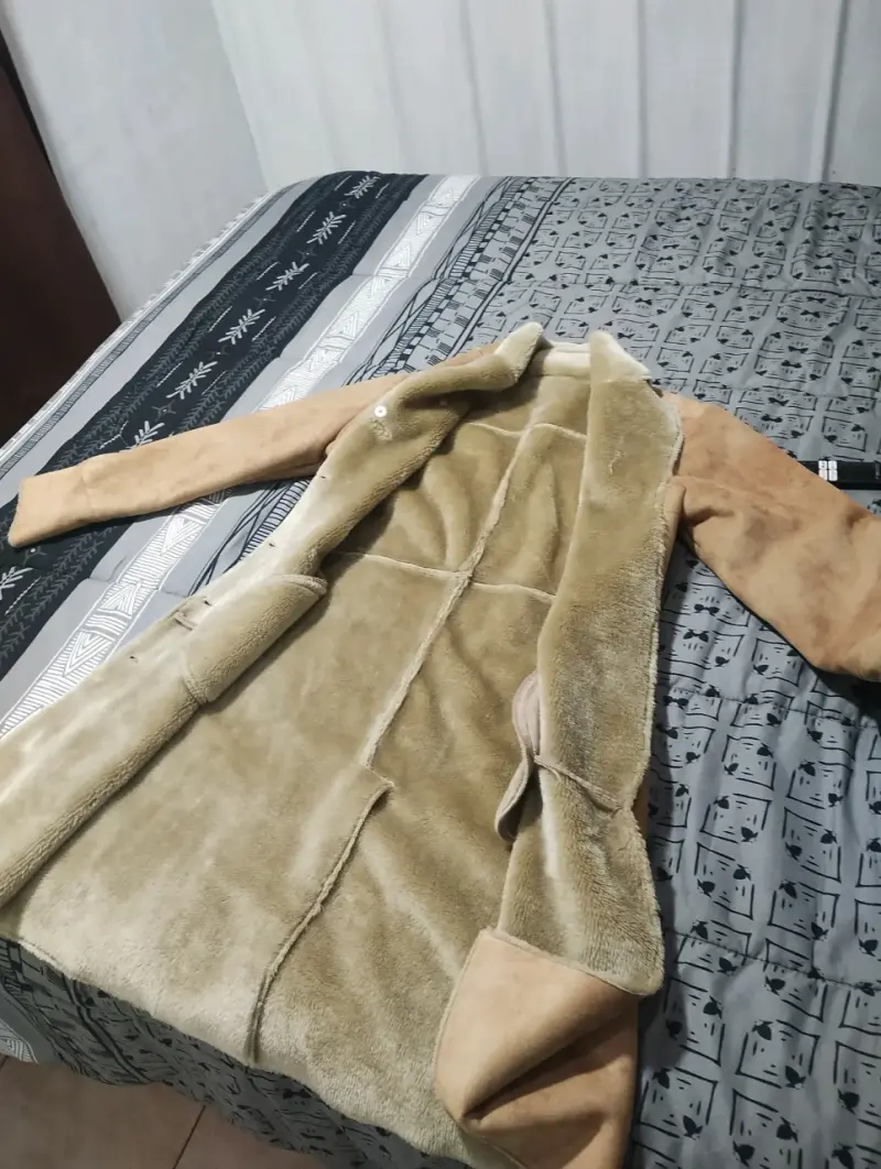 Abrigo de piel sintética beige para mujer - 1