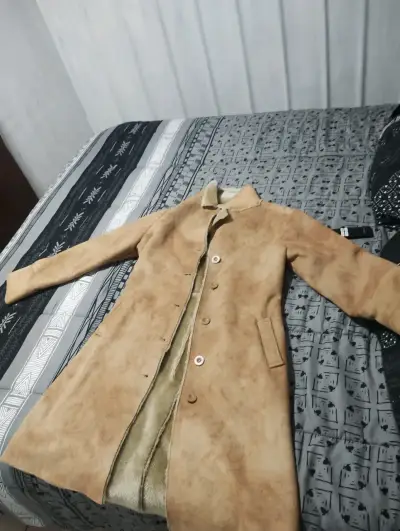 Abrigo de piel sintética beige para mujer - miniatura 2