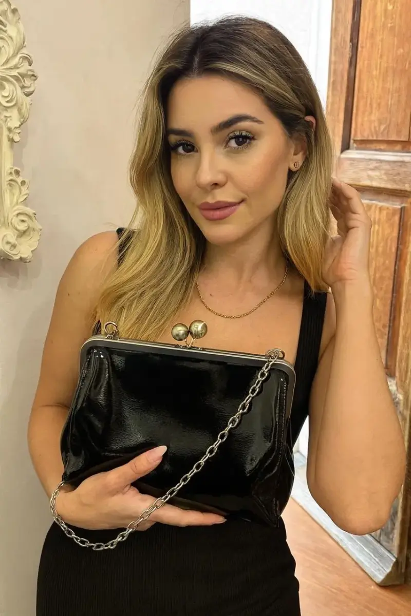 Elegante cartera de mano negra con cadena
