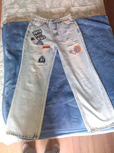 Jeans de mezclilla con parches estilo casual - miniatura 1
