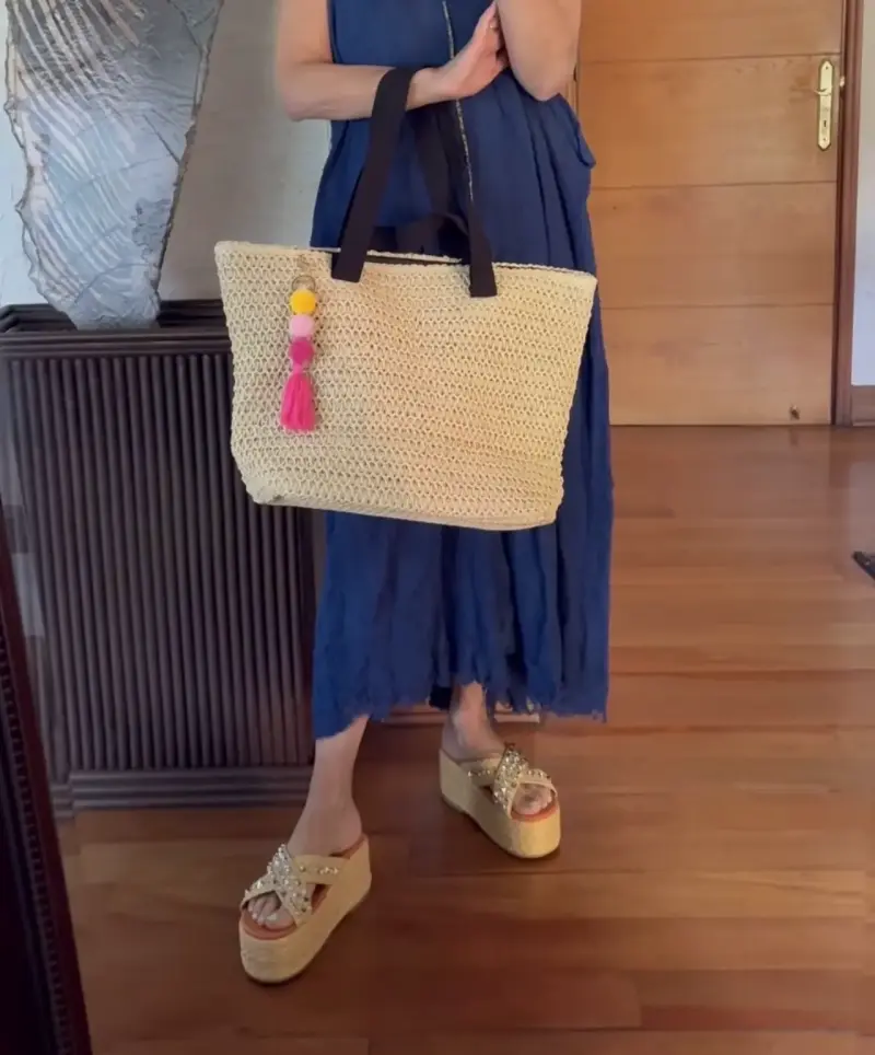 Bolso de playa tejido con borlas decorativas