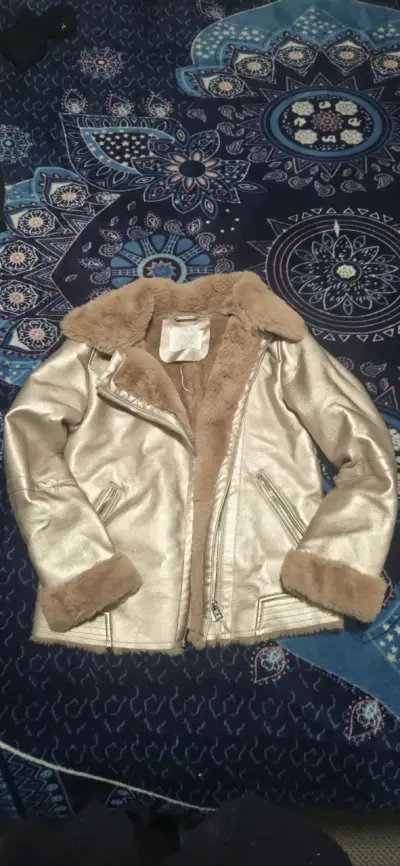 Chaqueta dorada con forro de piel Zara talla 9-10 - miniatura 1