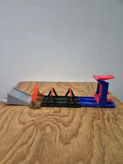 Pista de lanzamiento Hot Wheels Monster Trucks - miniatura 2