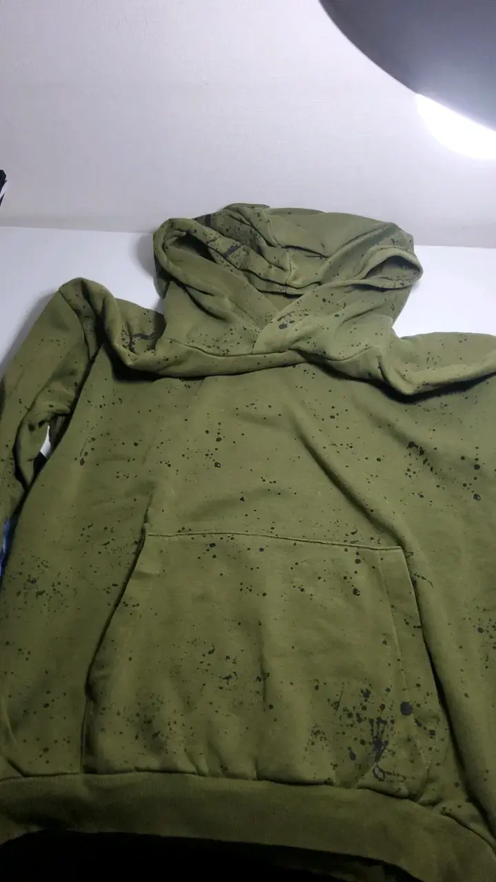 Polerón verde con capucha y diseño salpicado - 1