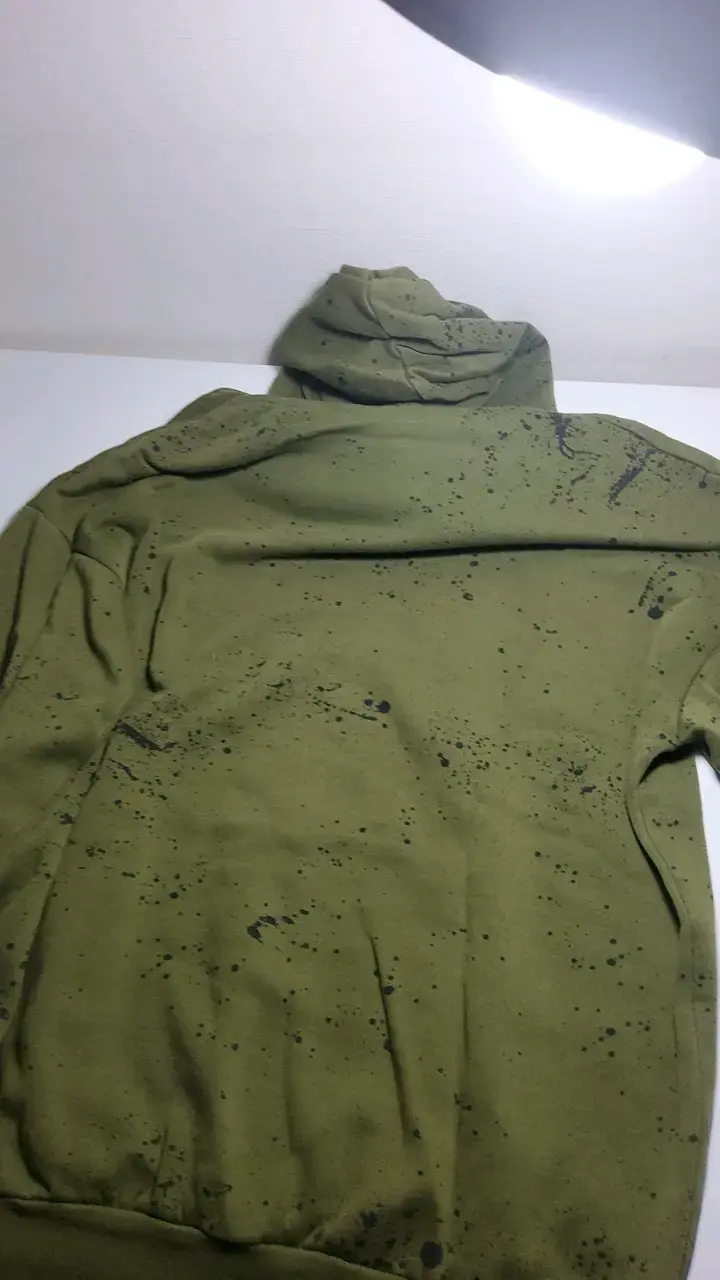 Polerón verde con capucha y diseño salpicado - 2