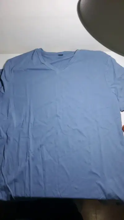 Polera azul de hombre con cuello en V - miniatura 1