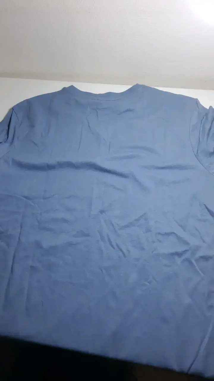 Polera azul de hombre con cuello en V - 2