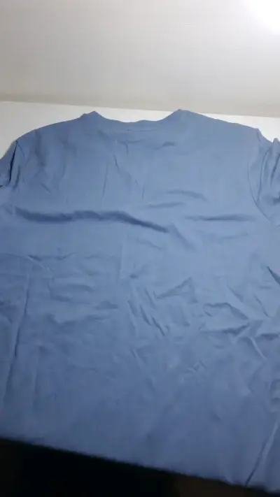Polera azul de hombre con cuello en V - miniatura 2