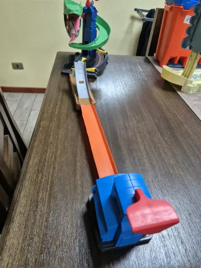 Pista de autos Hot Wheels con dragón - miniatura 1