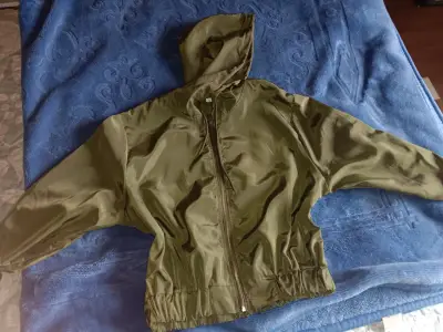 Chaqueta cortaviento verde con capucha - miniatura 1