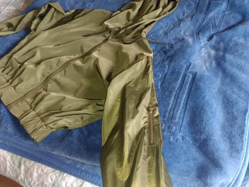 Chaqueta cortaviento verde con capucha - 2