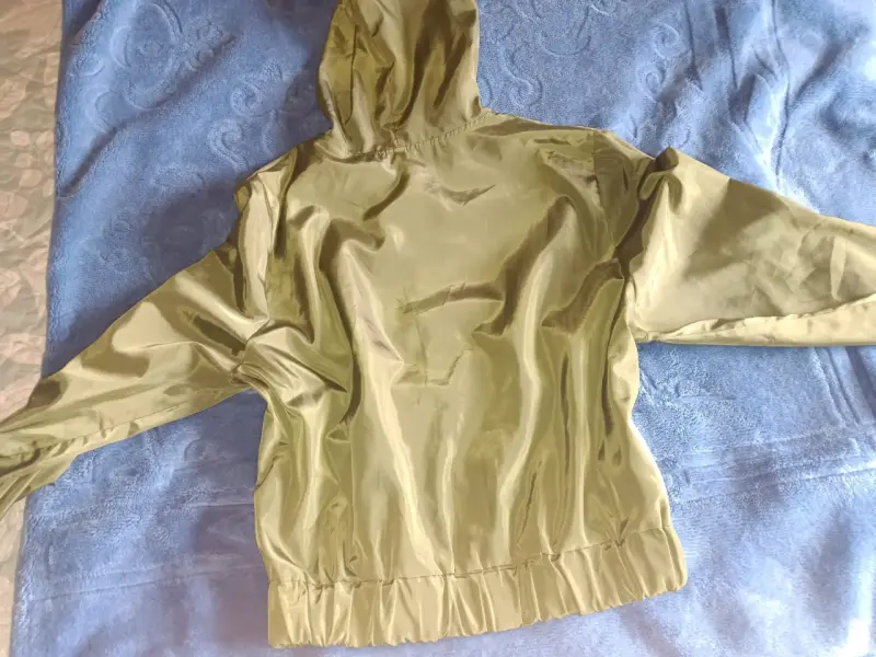 Chaqueta cortaviento verde con capucha - 3