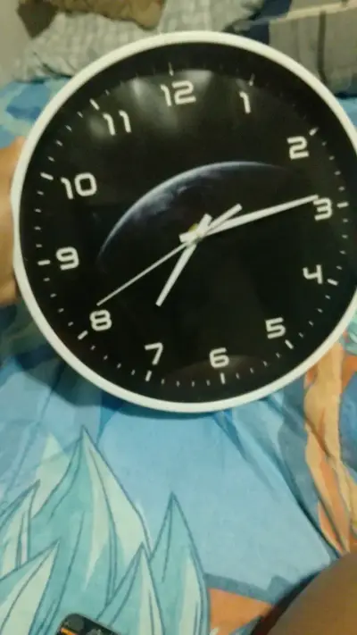 Reloj de pared con diseño de planeta - miniatura 1