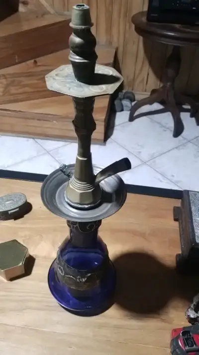 Pipa de agua de vidrio azul con detalles metálicos - miniatura 1