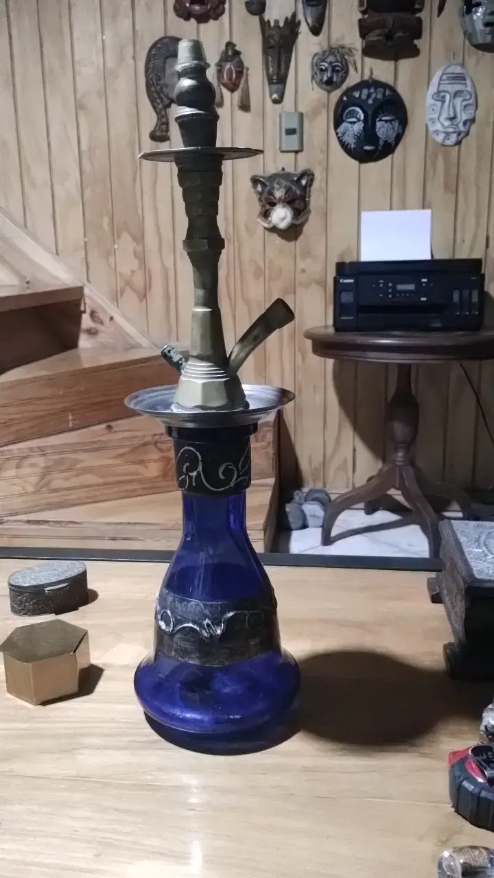Pipa de agua de vidrio azul con detalles metálicos - 2