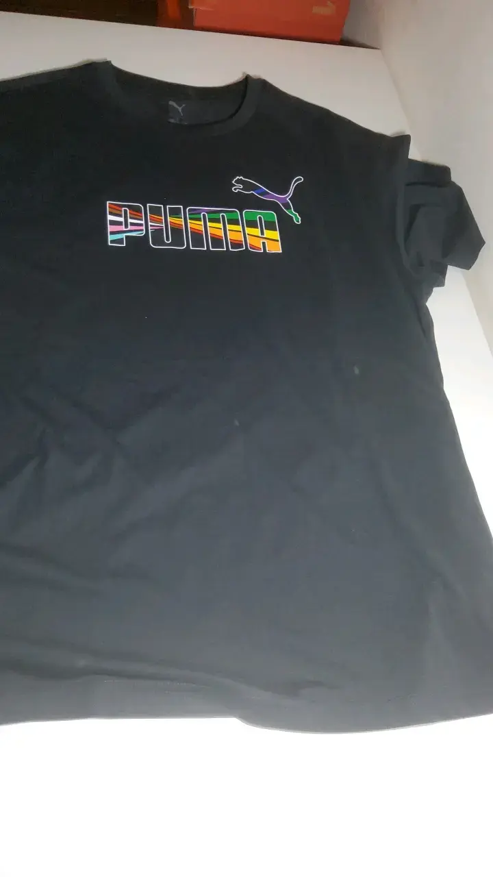 Polera negra Puma con diseño colorido