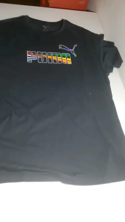 Polera negra Puma con diseño colorido - miniatura 1