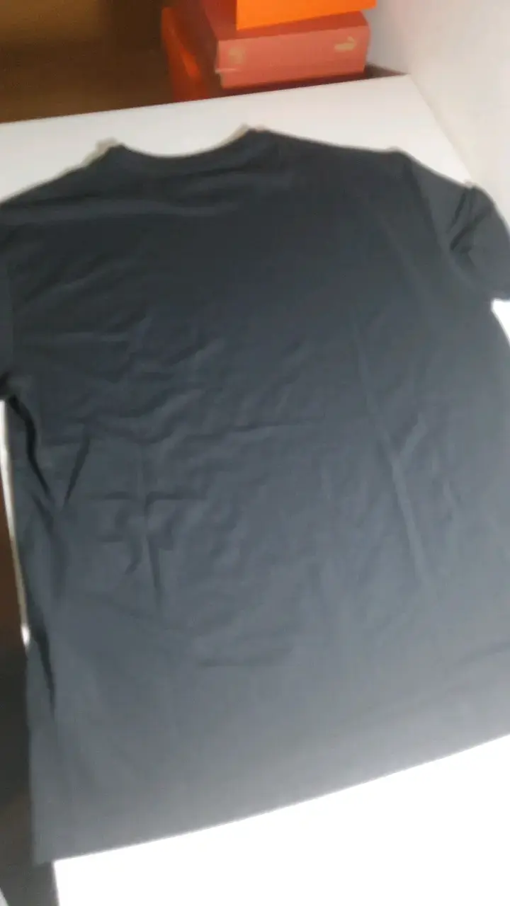 Polera negra Puma con diseño colorido - 2