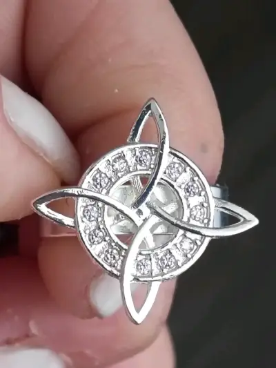 Anillo de plata con diseño celta y circonitas - miniatura 1