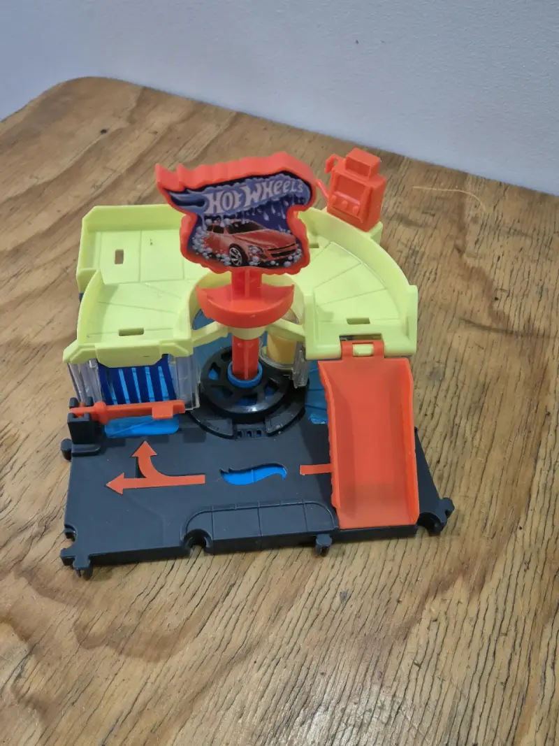 Pista de autos Hot Wheels con rampa y señal