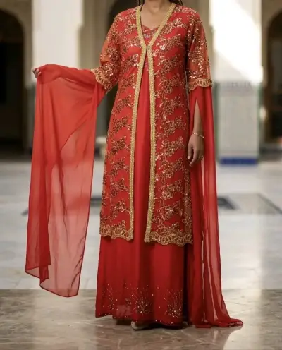 Vestido tradicional rojo con bordados dorados S - miniatura 1