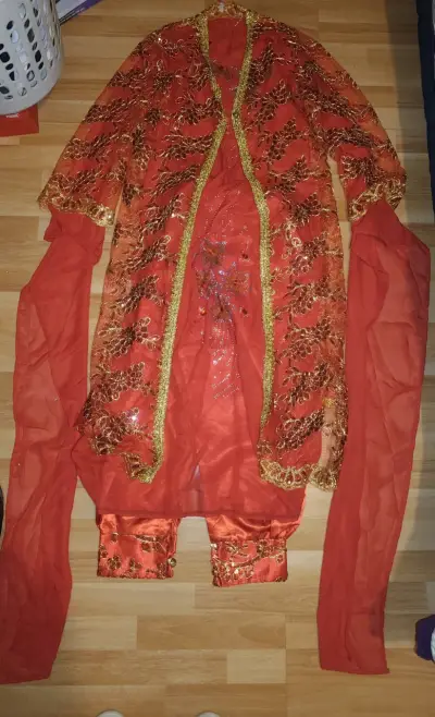 Vestido tradicional rojo con bordados dorados S - miniatura 2