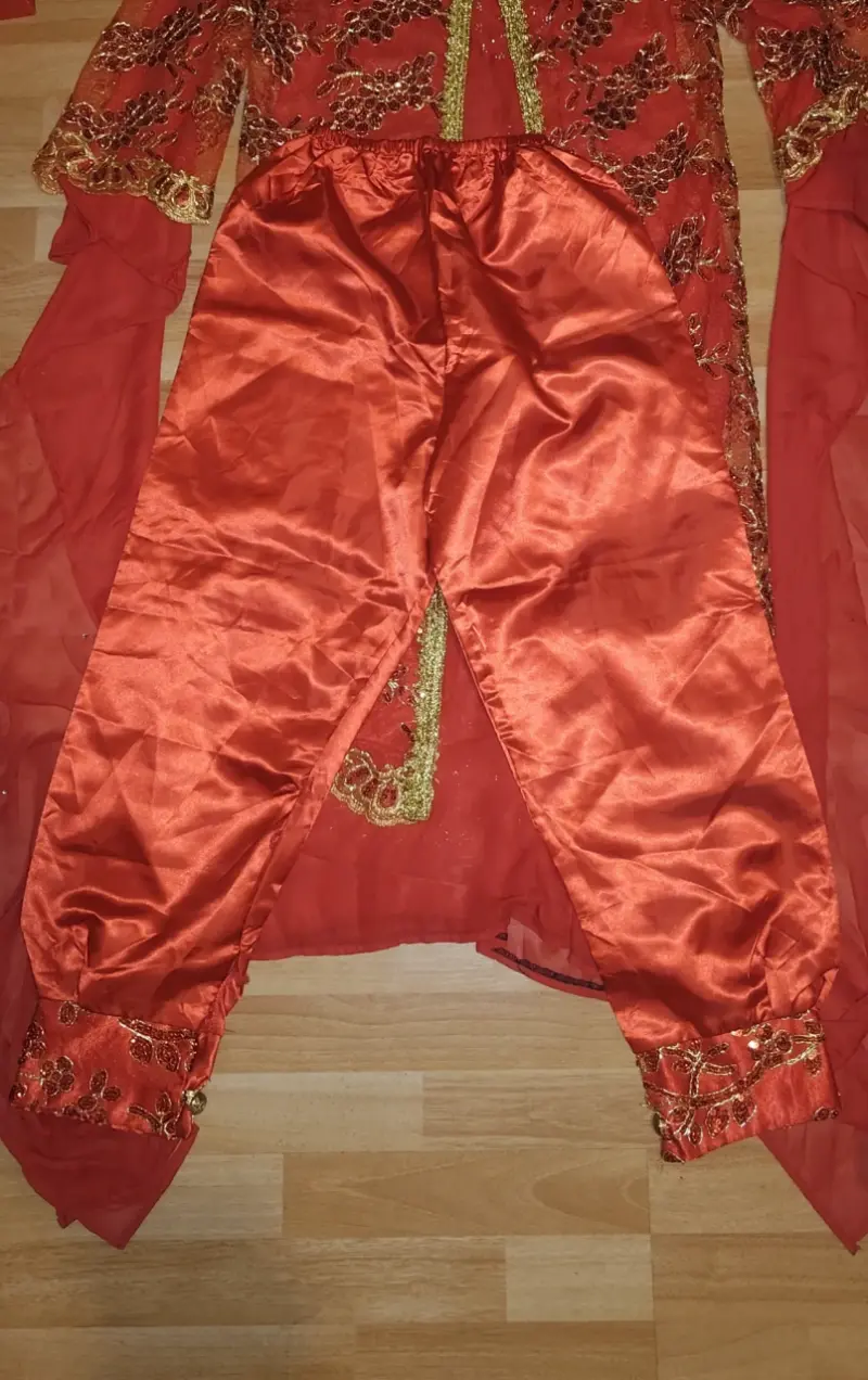 Vestido tradicional rojo con bordados dorados S - 3