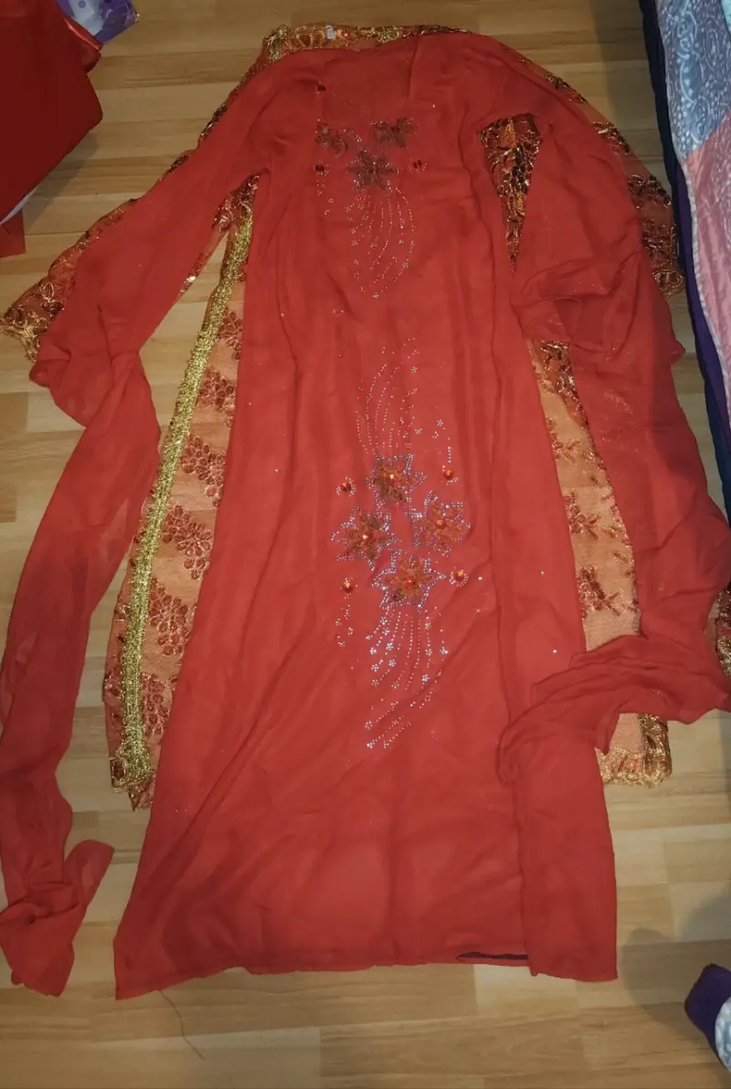 Vestido tradicional rojo con bordados dorados S - 4