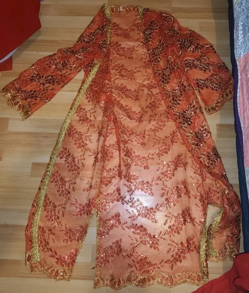 Vestido tradicional rojo con bordados dorados S - 5