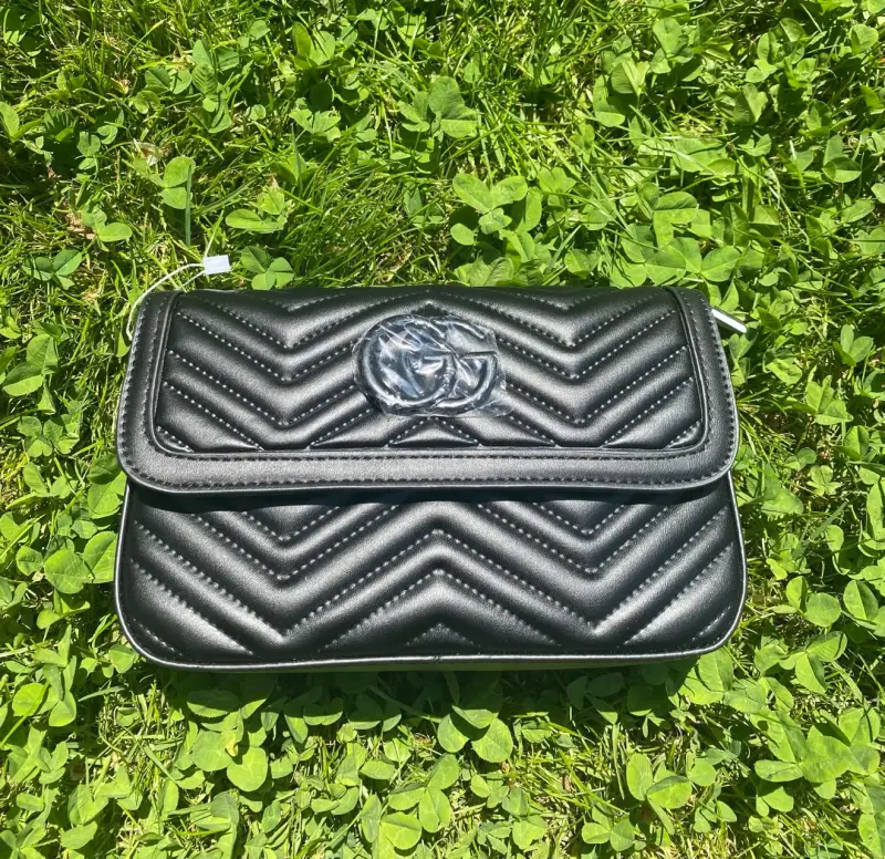 Cartera negra de cuero sintético con diseño acolchado