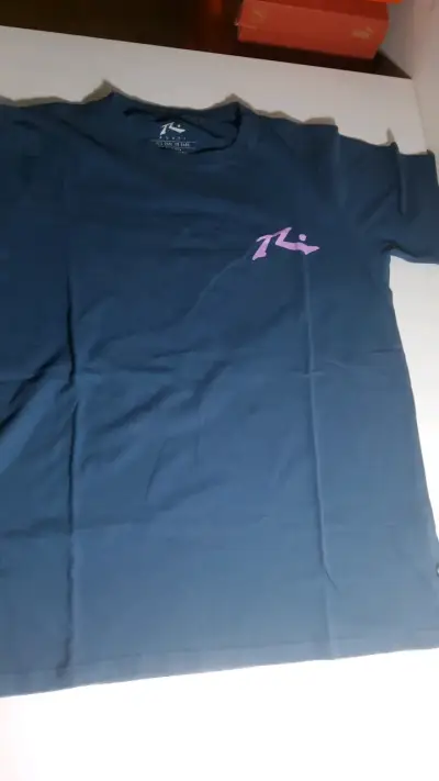 Polera azul con diseño gráfico Rusty - miniatura 1