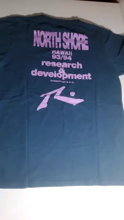 Polera azul con diseño gráfico Rusty - miniatura 2
