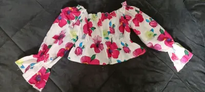 Blusa floral con hombros descubiertos - miniatura 1